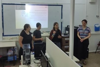 תלמידות מציגות נתונים שנאספו במיזם מעורב ירושלמי בסביבה